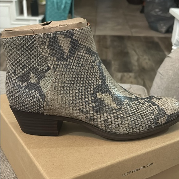 NIB women’s lucky brand eight - Picture 1 of 5